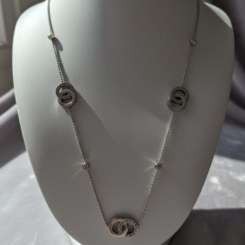 Elegant Interlocking Circles Pendant Necklace
